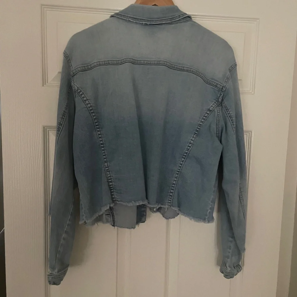 🧥 Cropped and Distressed Jean Jacket 🧥 - Picture 6 of 7